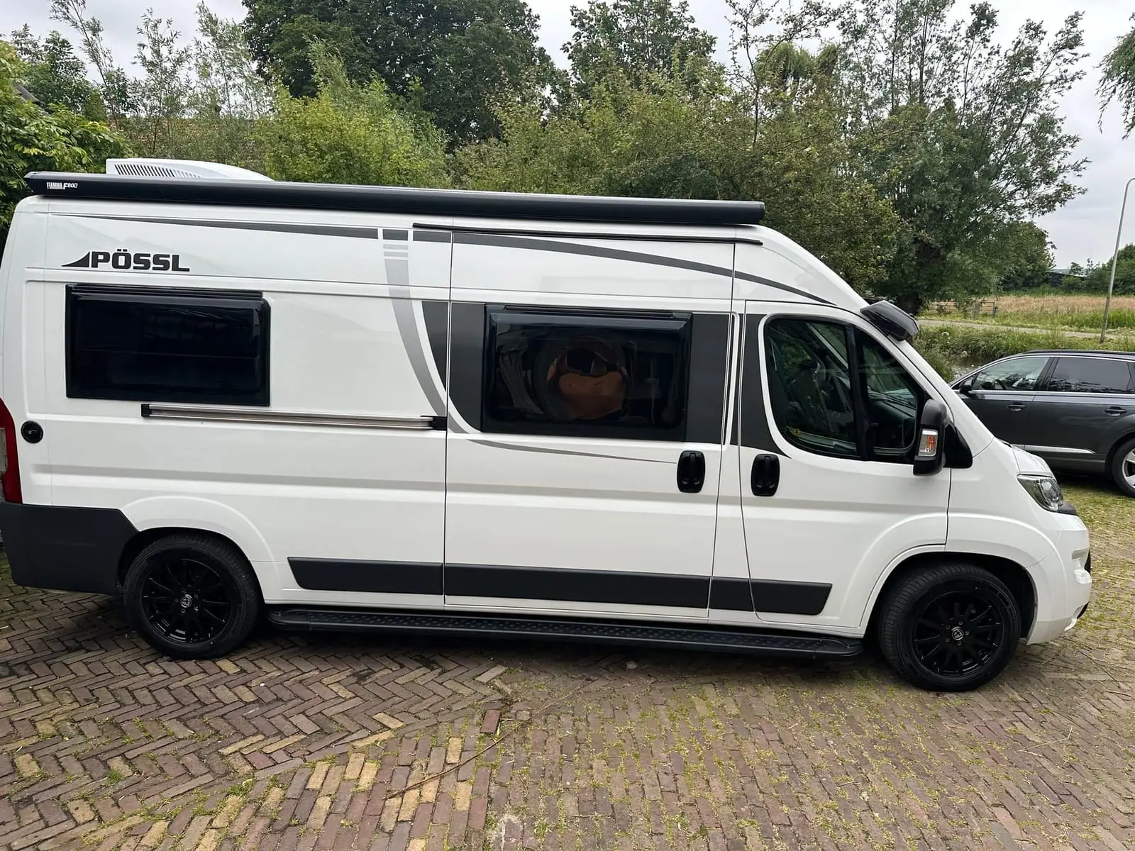Pössl Roadstar 600L van opzij op een oprit