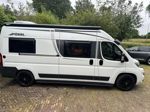 Pössl Roadstar 600L van opzij op een oprit