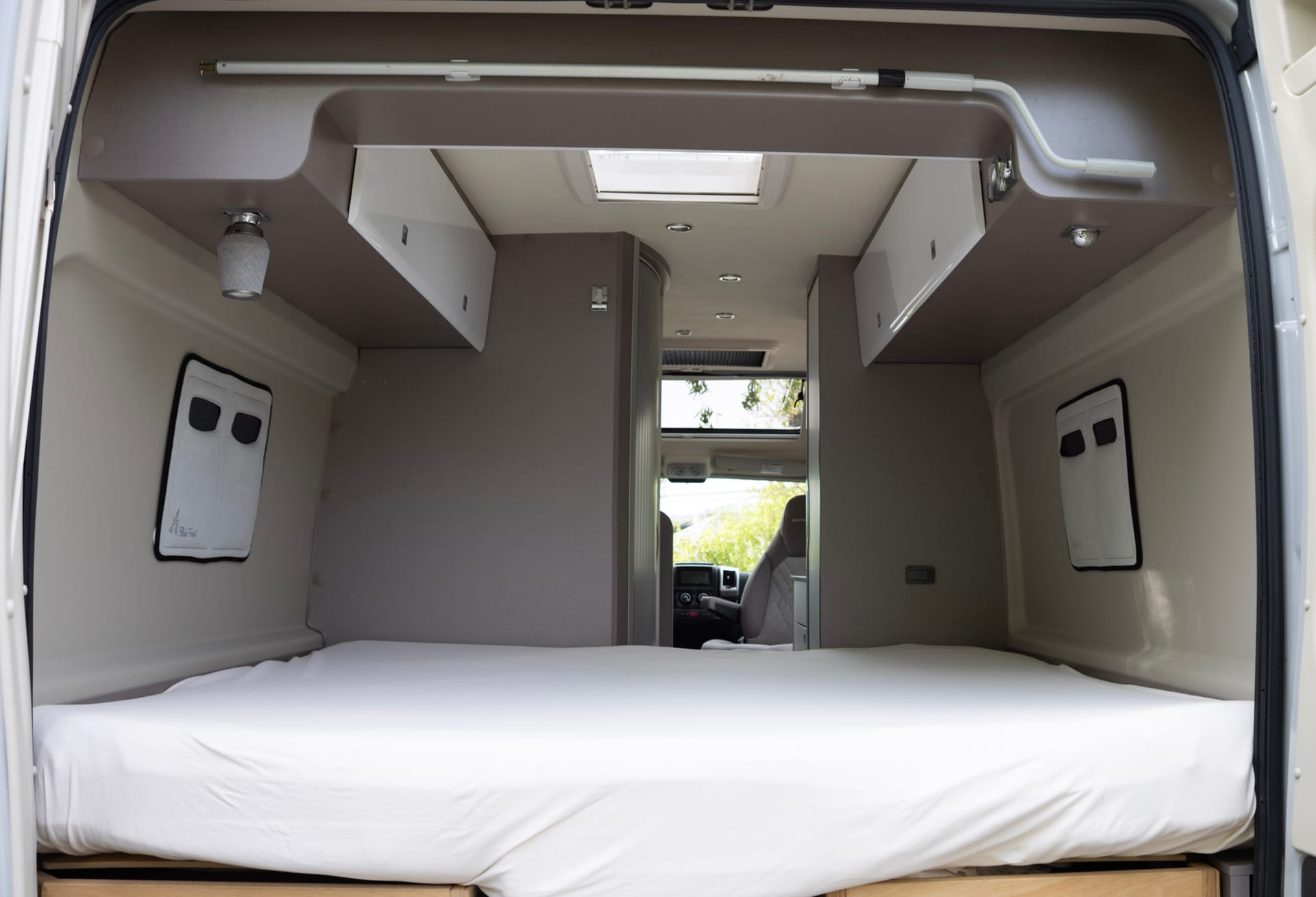 Bed achterin de Karmann Mobil Davis Lifestyle 600, gezien door de achterdeuren