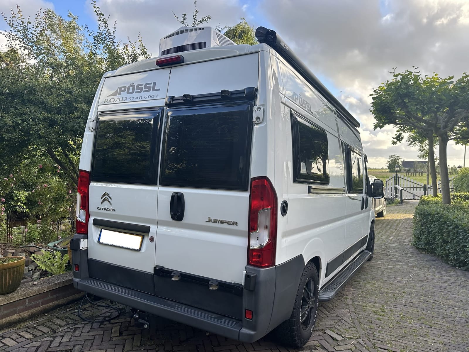 Pössl Roadstar 600L recht van achteren, met dakairco